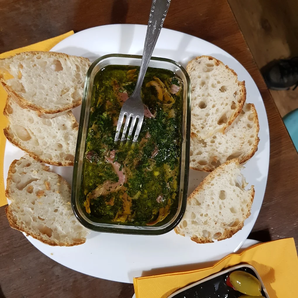 Acciughe in verde servite con fette di pane