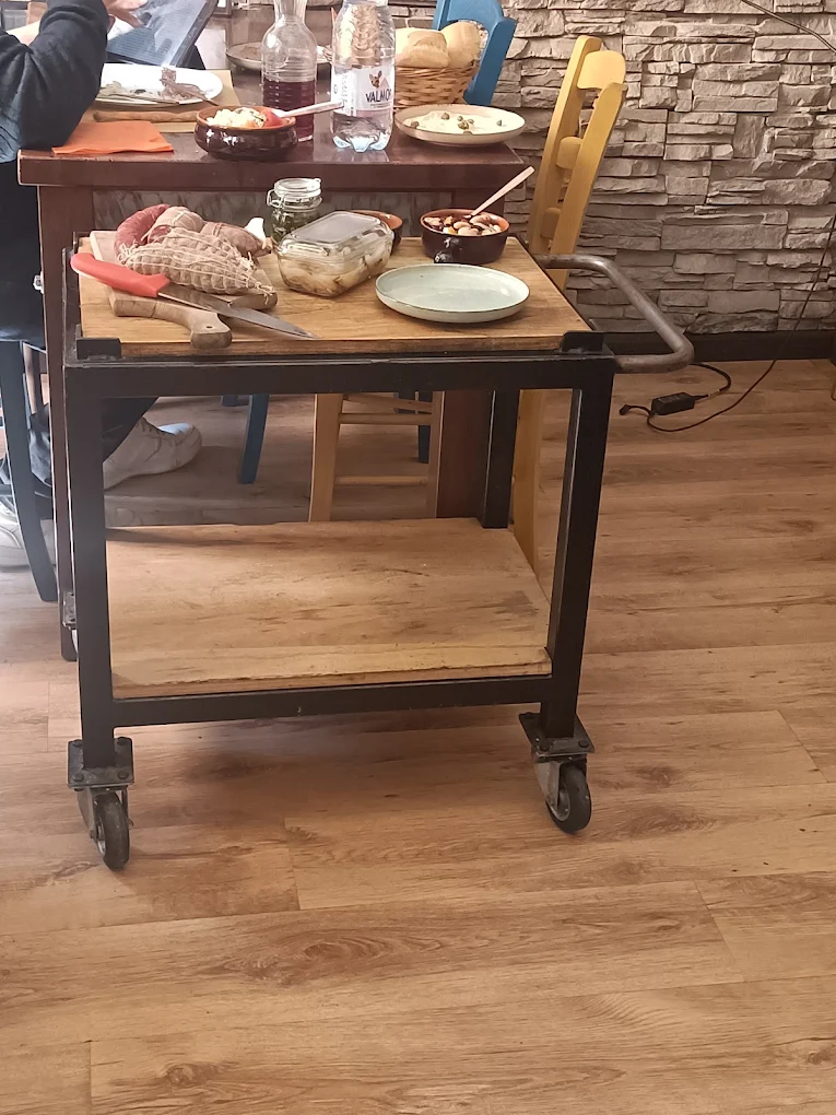 Carrello dei salumi e formaggi nella sala con parete in pietra