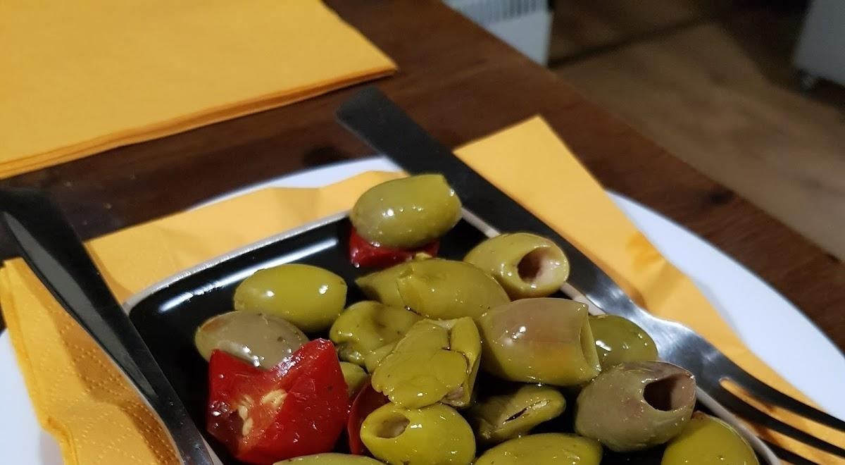 Olive verdi condite con pomodorini