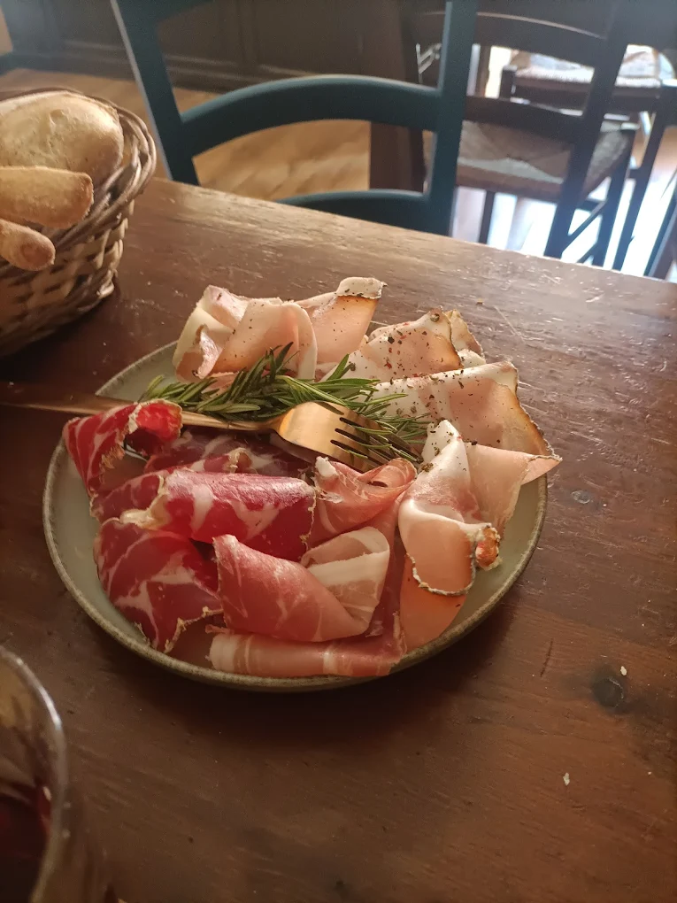 Piatto di prosciutto e coppa con rosmarino