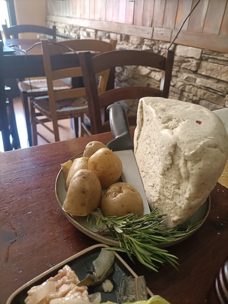 Toma fresca con patate lesse e rosmarino