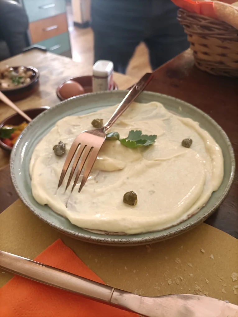 Vitello tonnato con capperi e prezzemolo